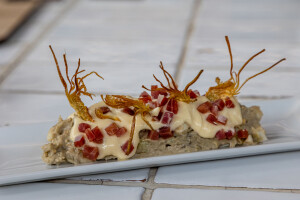 El chef Jorge Lengua, de los restaurantes Llavor en Oropesa y la Suculenta en Benicassim, ha sido el encargado de crear esta ensaladilla de alcachofas.